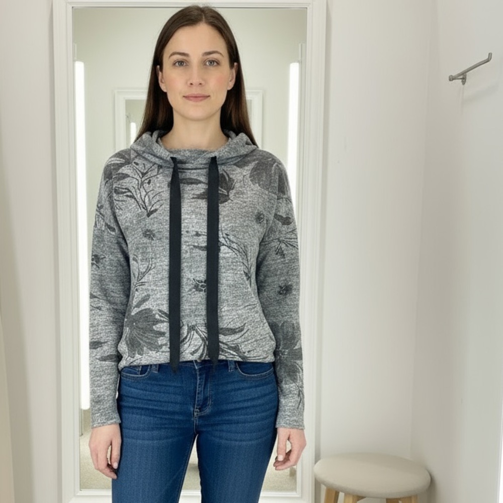 Italian light  Sweater with Floral Design